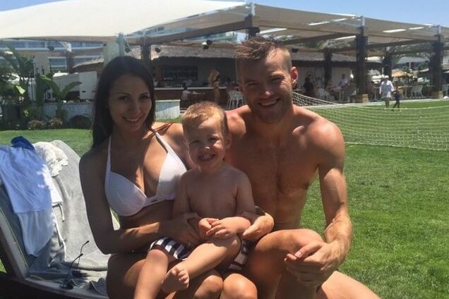 Жена Ярмоленко похвасталась ярким фото с отдыха