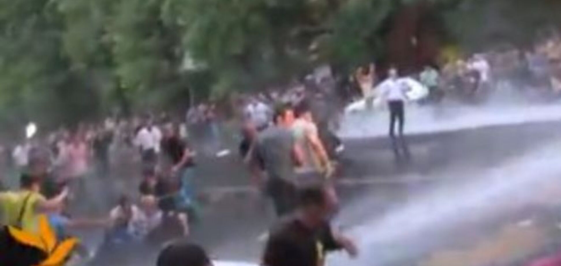 Полиция с помощью водометов пытается разогнать 'Майдан' в Армении