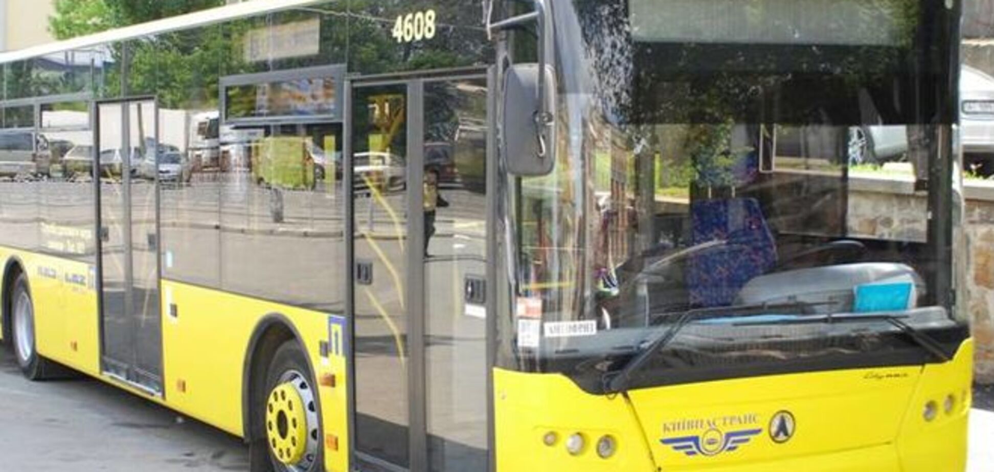 В Киеве у автобуса с пассажирами отвалилось колесо