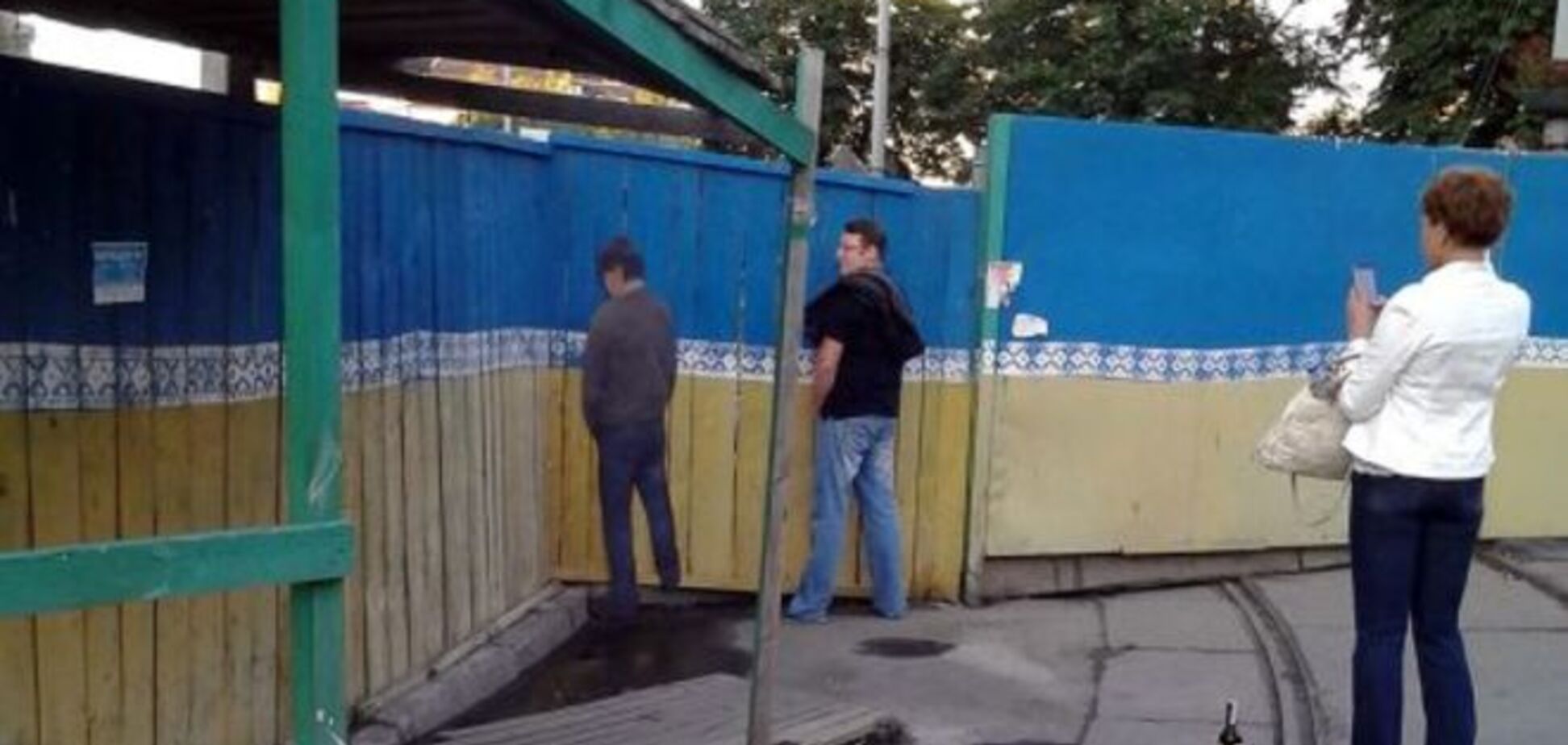 В Киеве пристыдили справляющих нужду под заборами: фотофакт