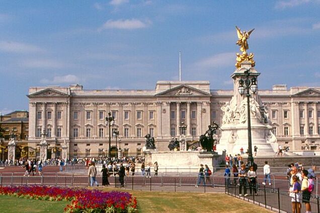 При дворе королевы представили презервативы, реагирующие на венерические заболевания