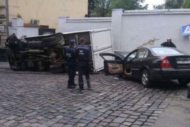 В центре Львова грузовик с водкой устроил серьезное ДТП: фото происшествия