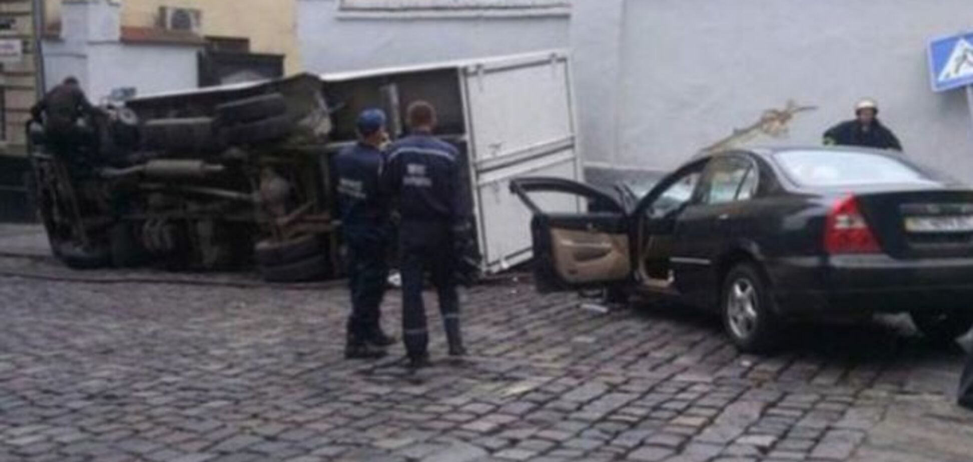 В центре Львова грузовик с водкой устроил серьезное ДТП: фото происшествия