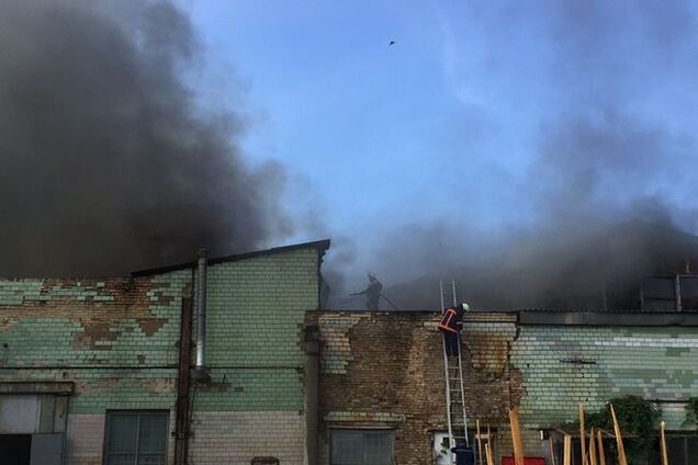 Під Києвом палав завод