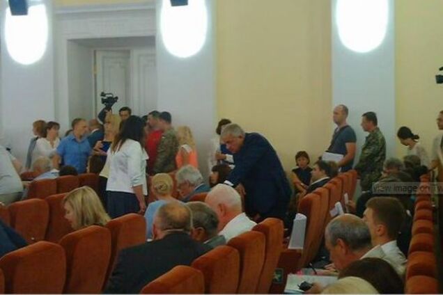 Харьковским депутатам военком вручил повестки прямо на заседании горсовета: фотофакт