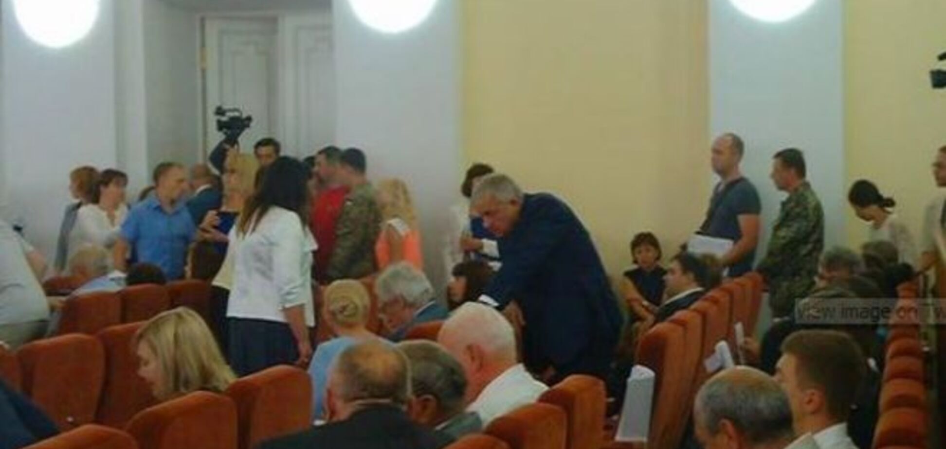 Харьковским депутатам военком вручил повестки прямо на заседании горсовета: фотофакт