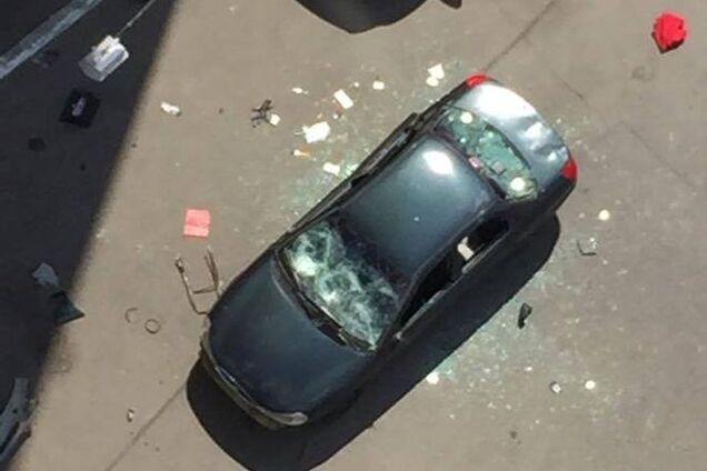 У Києві хуліган розгромив іномарку у дворі висотки: фотофакт