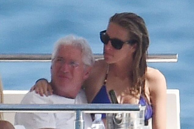 Молодая любовница 65-летнего Ричарда Гира показала роскошное тело