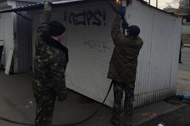 В Киеве взялись за 'прокурорские киоски': на коммунальщиков напали с бензином