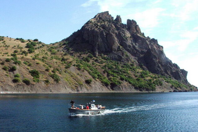 Оккупанты в Крыму начали разрушать Кара-Даг. Люди протестуют: видеофакт