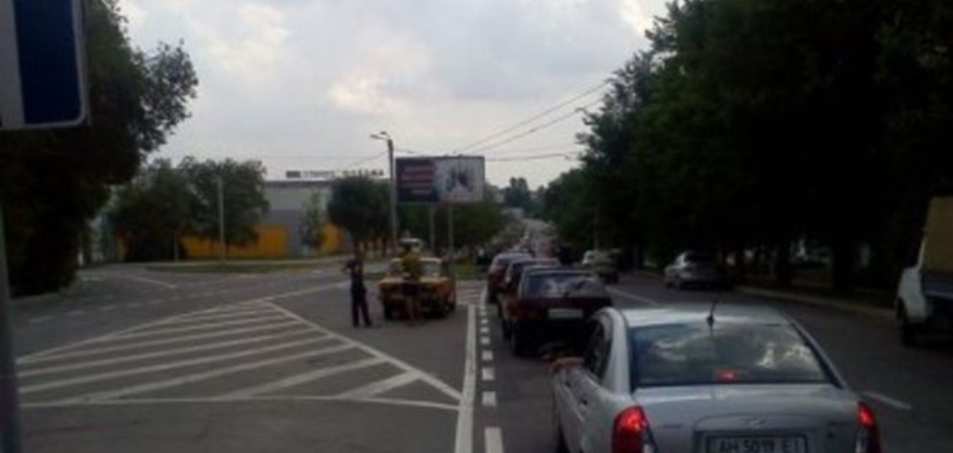В Донецке выстраиваются многокилометровые очереди за бензином: видеофакт