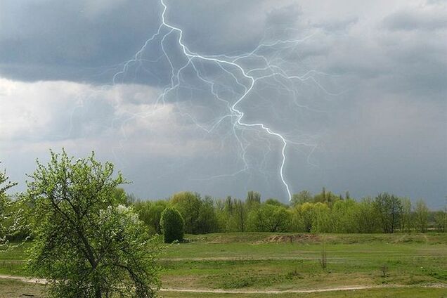 Штормовое предупреждение: Украину зальет дождями и засыплет градом