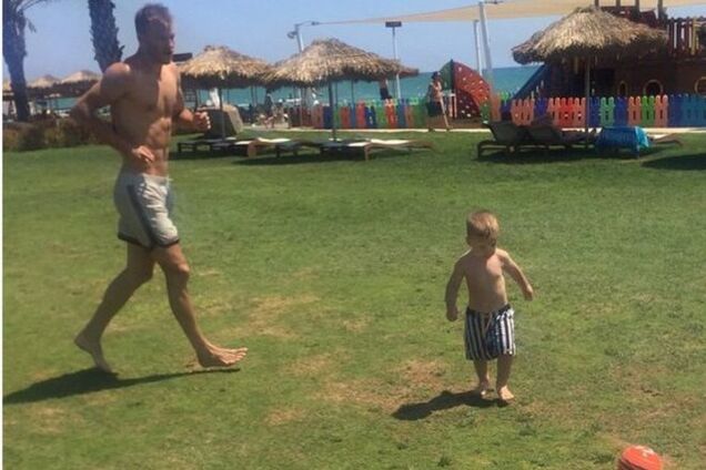 Ярмоленко показал, как тренируется в отпуске: забавное фото