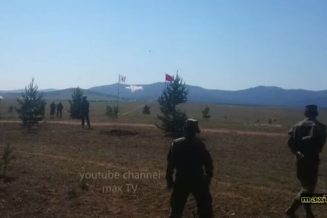 Российские солдаты сняли на видео падение БМД из самолета на военных учениях