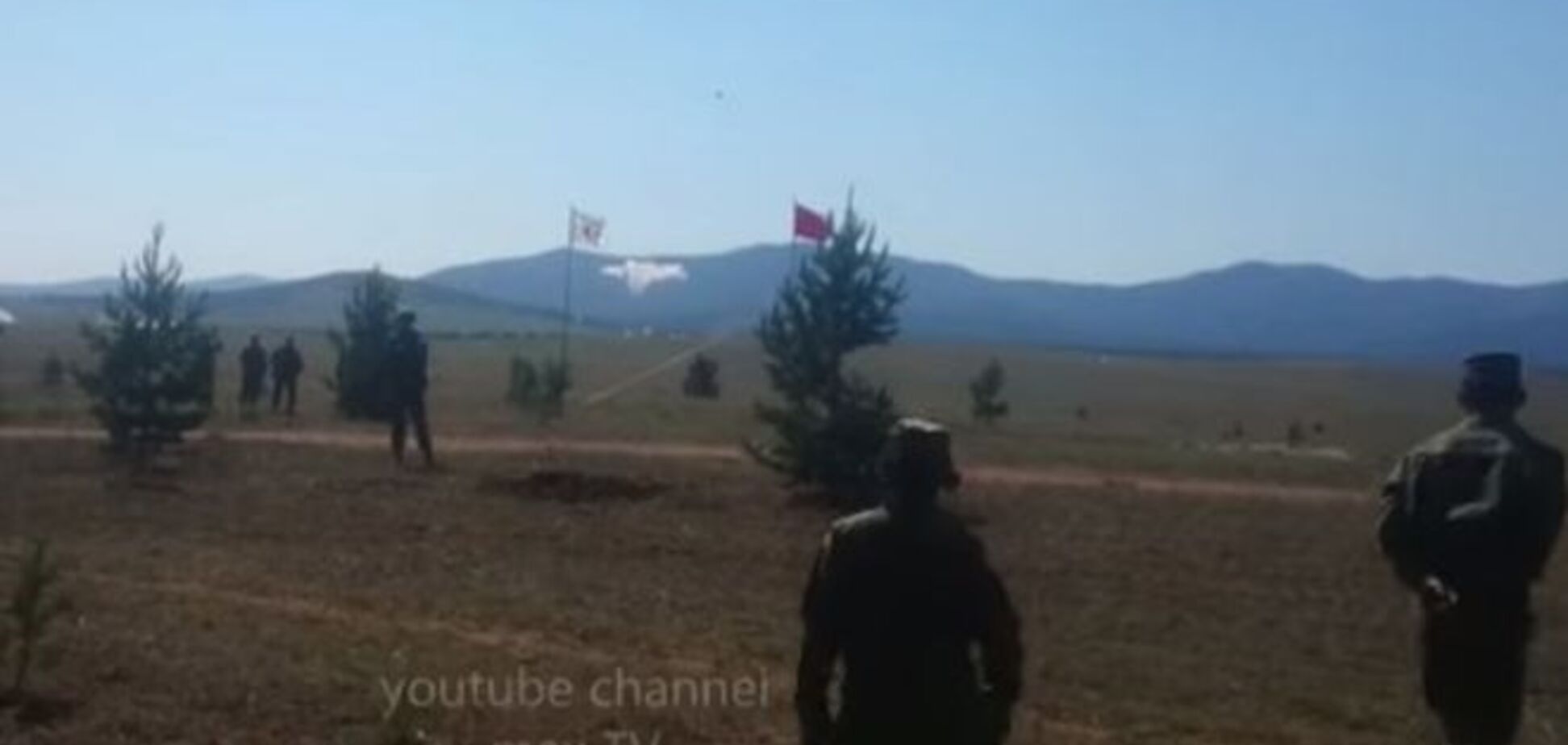 Российские солдаты сняли на видео падение БМД из самолета на военных учениях