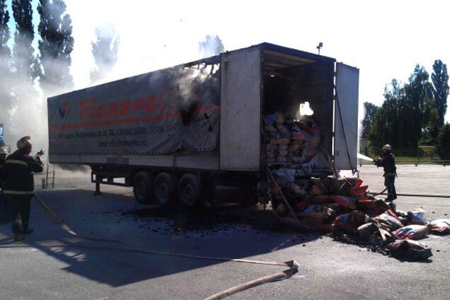 В Киеве загорелся прицеп с углем