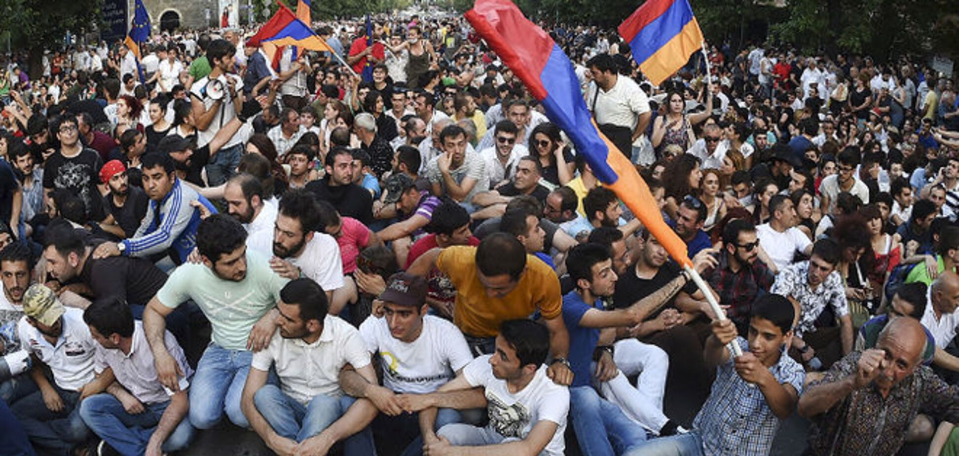 'Произойдут перемены': что украинцы думают о 'майдане' в Армении
