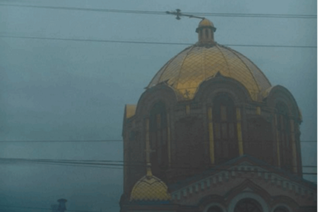 'Знамение?' В Луганске ураган сломал крест на куполе храма: фотофакт