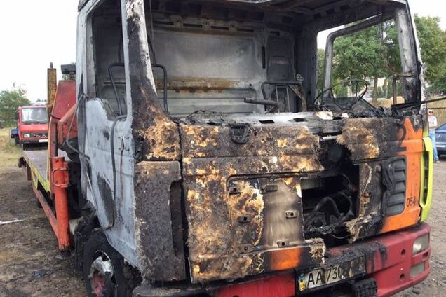 В Киеве недовольные демонтажем МАФов сожгли эвакуатор