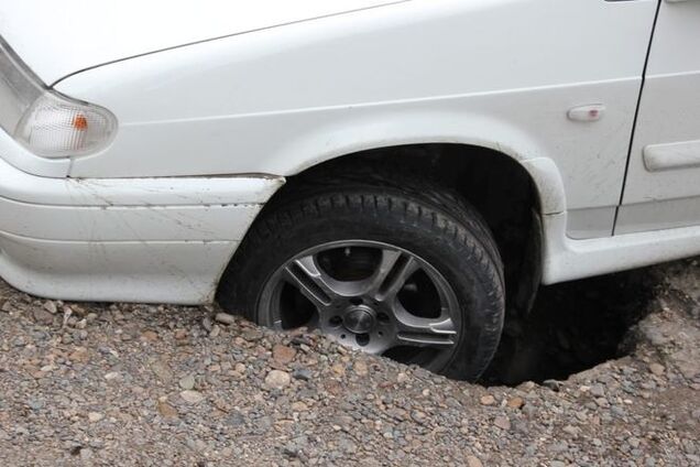 Эх, дороги! В Киеве автомобиль влетел в открытый люк, пострадала девушка