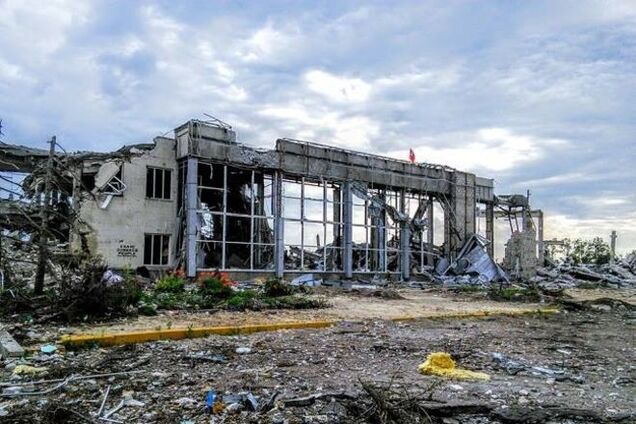 Руїни і вітер: в мережі показали фото залишків луганського аеропорту