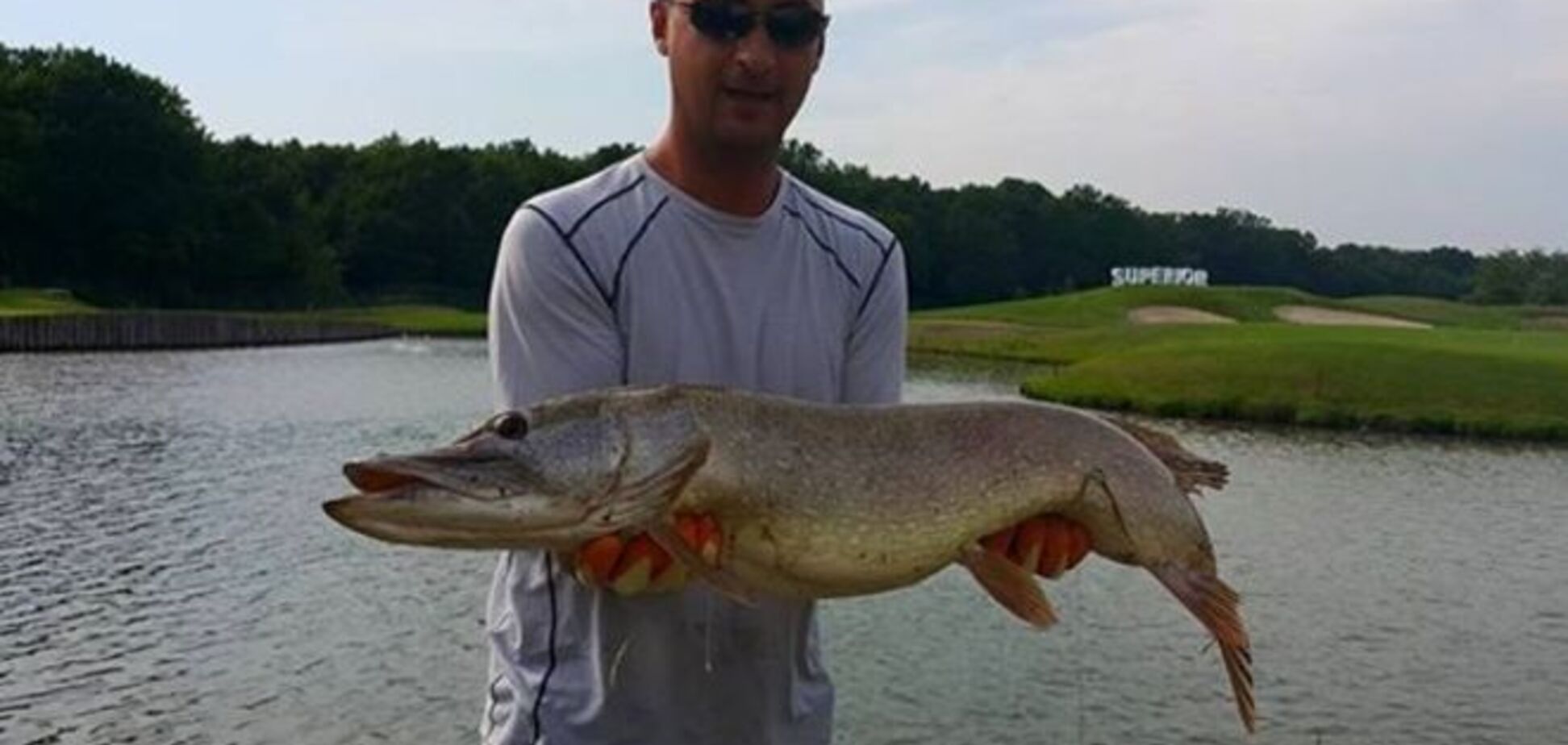 Легендарный украинский теннисист поразил своим уловом: фото красавицы