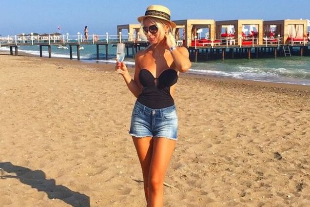 Жена тренера 'Шахтера' похвасталась роскошной фигурой: пляжные фото