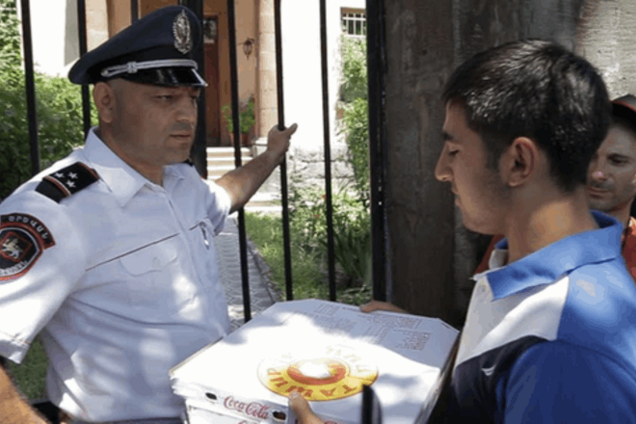 'Майдан' в Ереване: активисты угостили полицию пиццей. Видеофакт