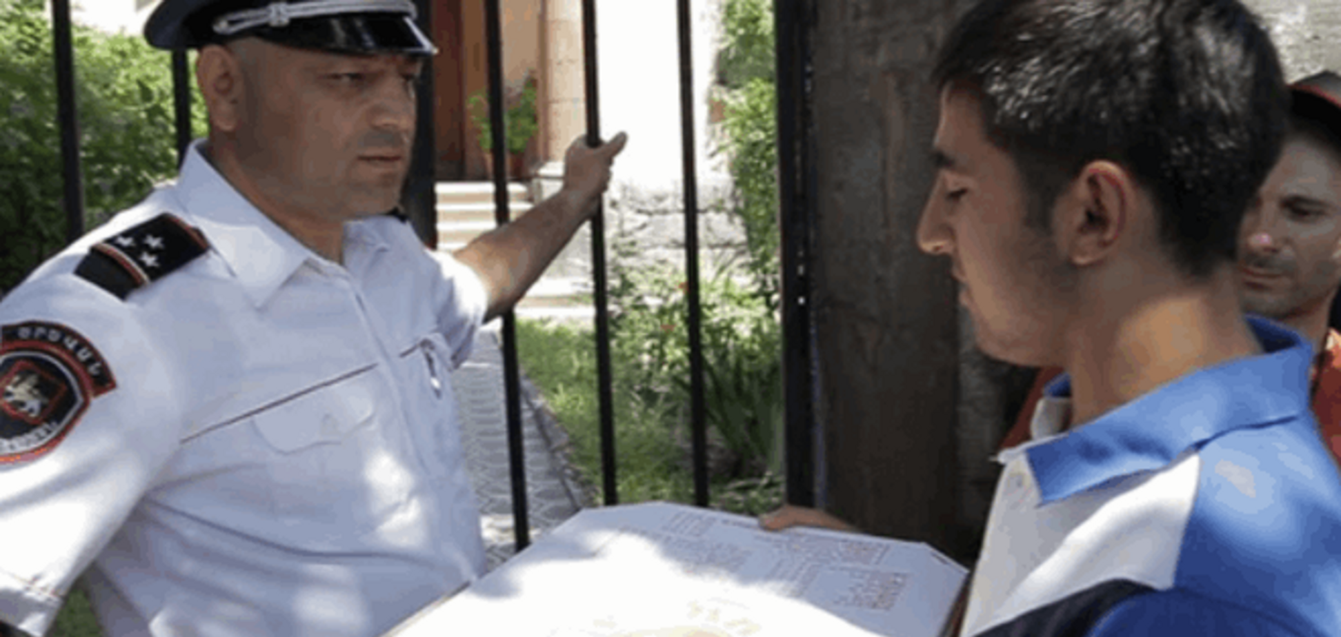 'Майдан' в Єревані: активісти пригостили поліцію піцою. Відеофакт