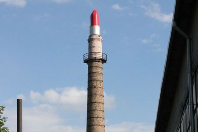 У Донецьку терористи підірвали гігантську 'губну помаду': відеофакт