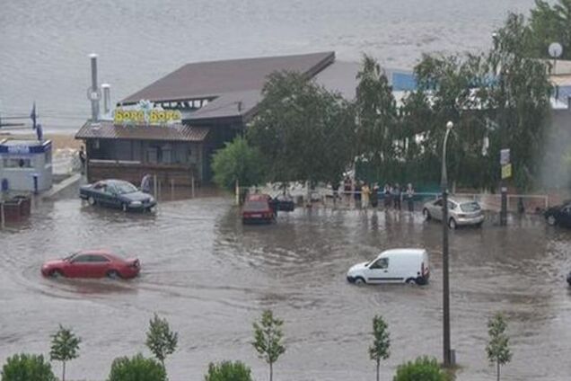 На Запорожье обрушился ливень: машины и люди плавают по дорогам. Фотофакт