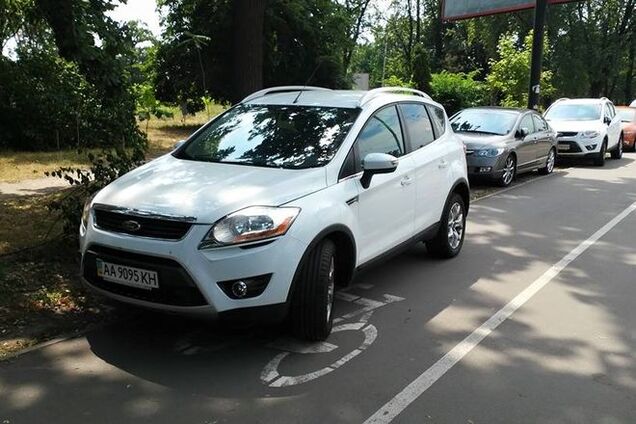 В Киеве иномарки припарковались 'как велосипеды': фотофакт