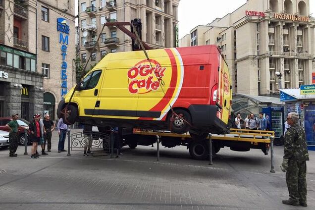 В Киеве начали демонтаж МАФов на колесах: увезли шаурма-мобиль