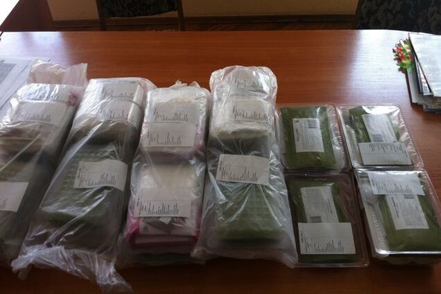 У Порошенко показали новые сухпайки для украинских военных. Фотофакт