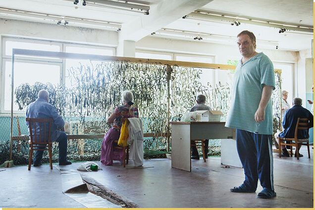 В Киеве пациенты психбольницы занялись плетением кикимор для АТО