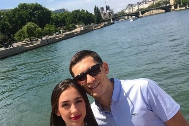 Полузащитник 'Шахтера' ярко отдыхает в Париже: красочные фото