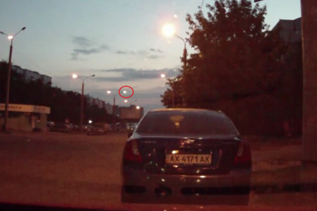 В Харькове в ночном небе засняли НЛО: видеофакт