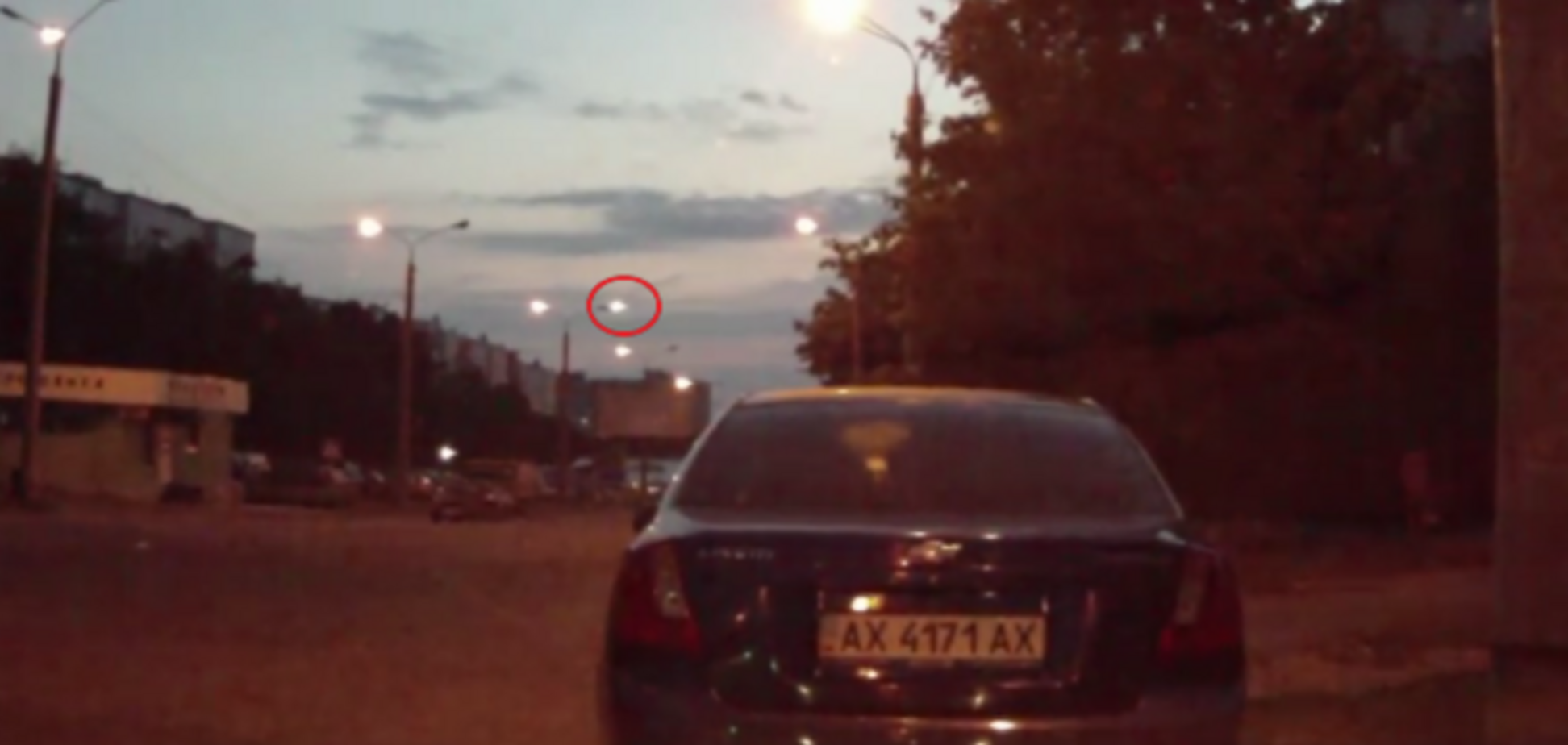 У Харкові в нічному небі зняли НЛО: відеофакт