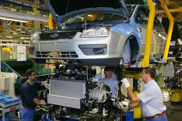 Обвал российского автопрома: заводы продлевают 'летние каникулы'