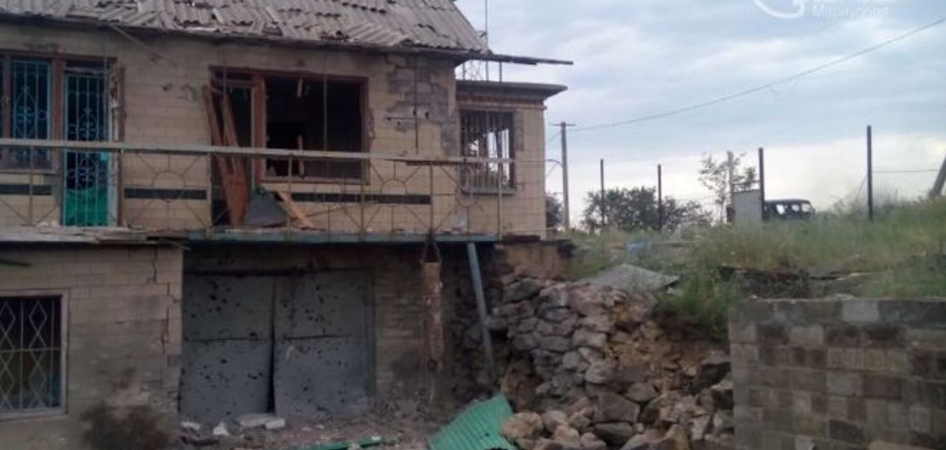 Під Маріуполем терористи розбомбили будинки мирних жителів: фоторепортаж
