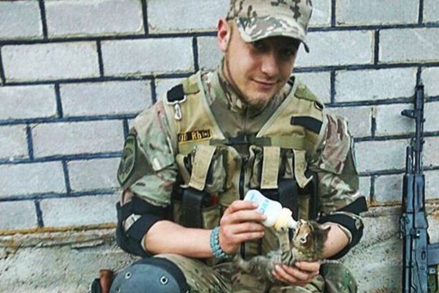 'Злые бандеровцы': в сети показали бойца АТО, кормящего котенка