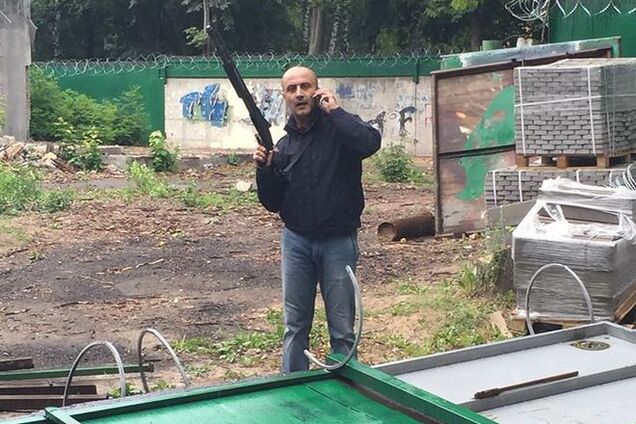 В Киеве застройщик с ружьем в руках 'защищал' скандальный объект: фотофакт