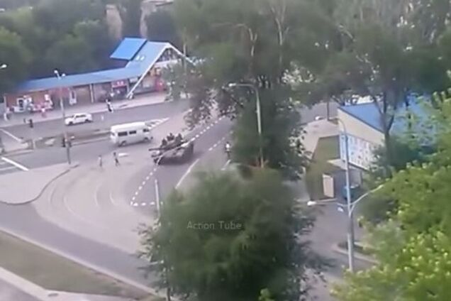 По оккупированному Донецку разъезжают танки. Видеофакт