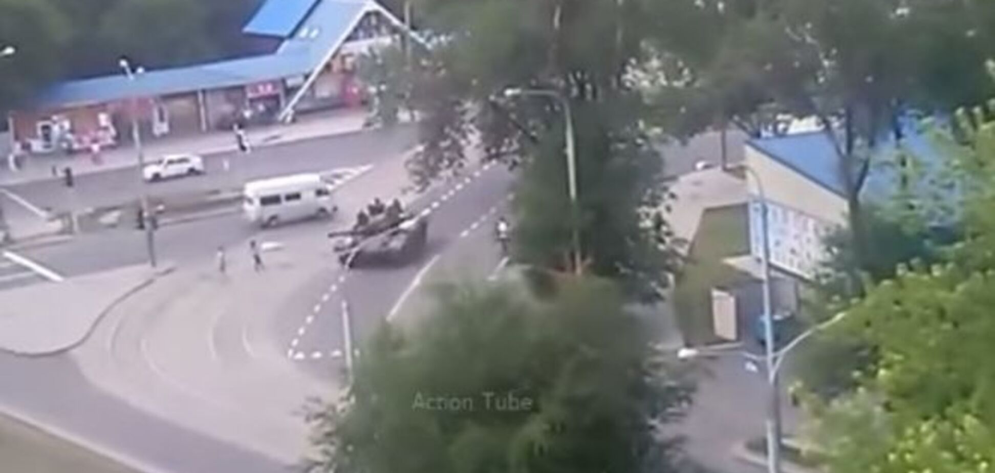 По окупованому Донецьку роз'їжджають танки. Відеофакт
