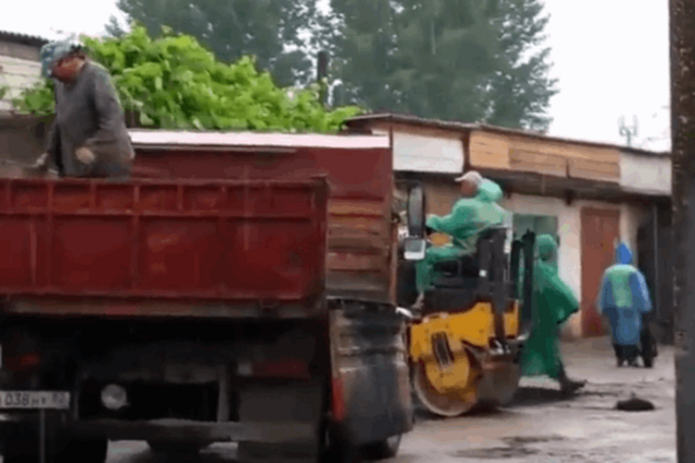 Нанотехнології! У Криму під проливним дощем укладали асфальт