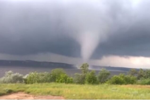 Торнадо под Днепропетровском: видео стихии