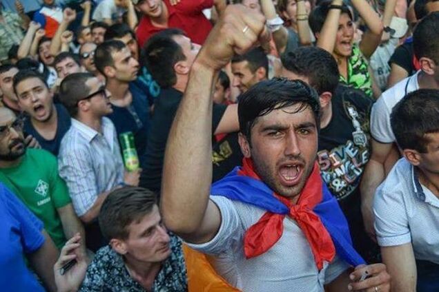 Росія дасть сотні мільйонів на зброю протестуючій Вірменії