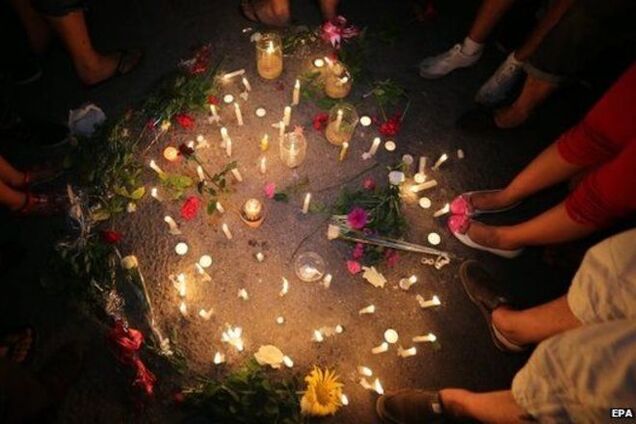 Тунис погрузился в скорбь: горы цветов и марш против террора. Фоторепортаж