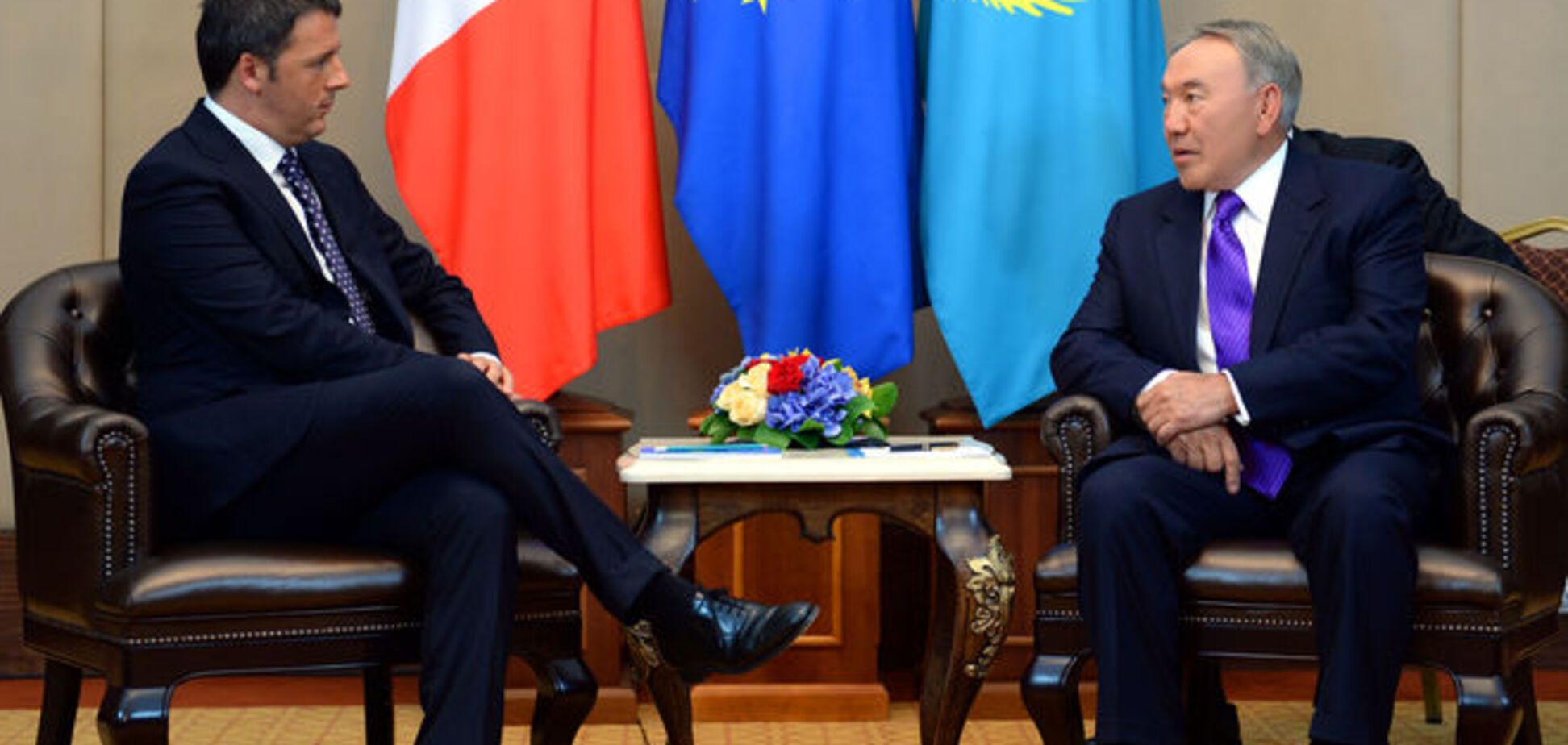 Ренци и Назарбаев застряли в лифте: не обошлось без топора