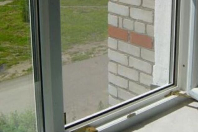 В Киеве врачи борются за жизнь малыша, выпавшего из окна многоэтажки